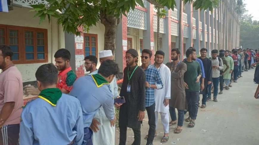 রাকসু নির্বাচনে উৎসবমুখর পরিবেশে ভোটগ্রহণ শুরু