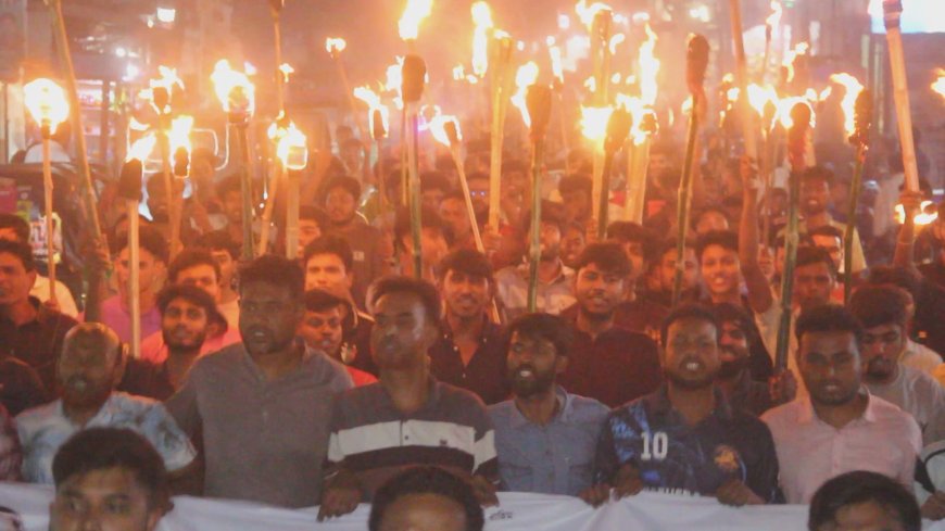 জগন্নাথ বিশ্ববিদ্যালয় ছাত্রদল নেতা জুবায়েদ হত্যার প্রতিবাদে পাবনায় মশাল মিছিল