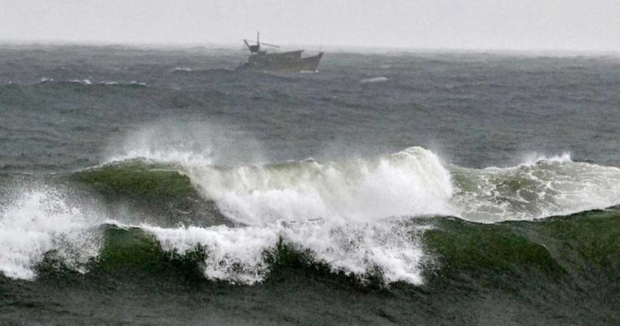 ভারতের উপকূলে আঘাত হেনেছে প্রবল ঘূর্ণিঝড় ‘মন্থা’