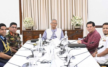 প্রধান উপদেষ্টার সঙ্গে তিন বাহিনীর প্রধানের সাক্ষাৎ, ভোটের প্রস্তুতি নিয়ে আলোচনা