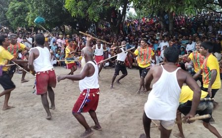 পাবনায় ঐতিহ্যবাহী লাঠিখেলা দেখতে হাজারো মানুষের ঢল