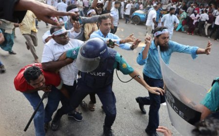 শাহবাগে শিক্ষকদের পদযাত্রায় পুলিশের বাধা, লাঠিচার্জ