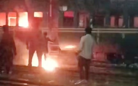 রাজধানীর তেজগাঁওয়ে ট্রেনের পরিত্যক্ত বগিতে আগুন