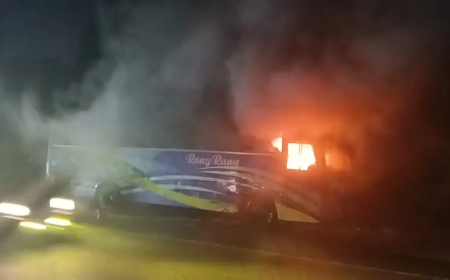 ঢাকা-চট্টগ্রাম মহাসড়কে দাঁড়িয়ে থাকা বাসে আগুন দিয়েছে দুর্বৃত্তরা