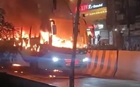 রাজধানীর ধোলাইপাড়ে বাসে আগুন