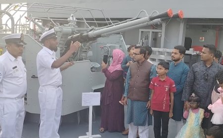 মোংলায় নৌবাহিনীর যুদ্ধজাহাজে দেখতে দর্শানার্থীদের ভীড়