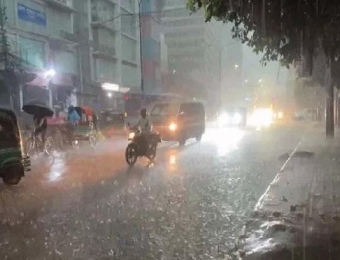 অন্ধকারাচ্ছন্ন রাজধানীর আকাশ, দমকা হাওয়ার সঙ্গে মুষলধারে বৃষ্টি