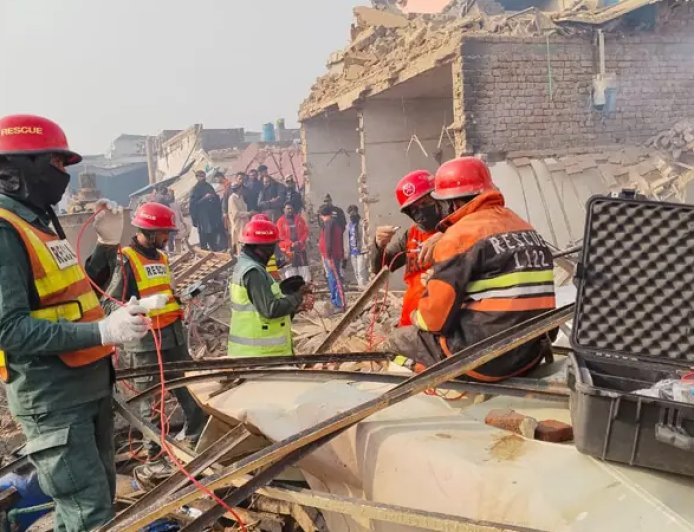 পাকিস্তানে কারখানায় ভয়াবহ বিস্ফোরণ, নিহত অন্তত ১৭
