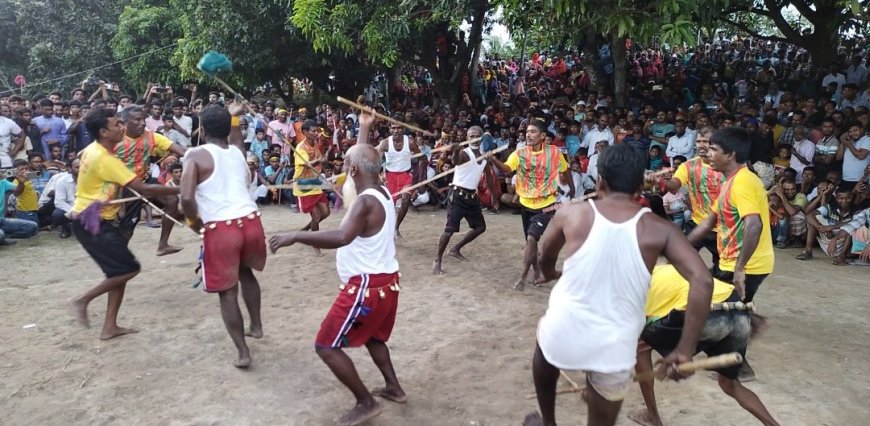 পাবনায় ঐতিহ্যবাহী লাঠিখেলা দেখতে হাজারো মানুষের ঢল
