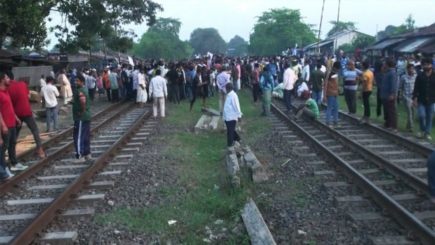 নাটোরে বিএনপি প্রার্থীর মনোনয়ন প্রত্যাহারের দাবীতে রেলপথ অবরোধ
