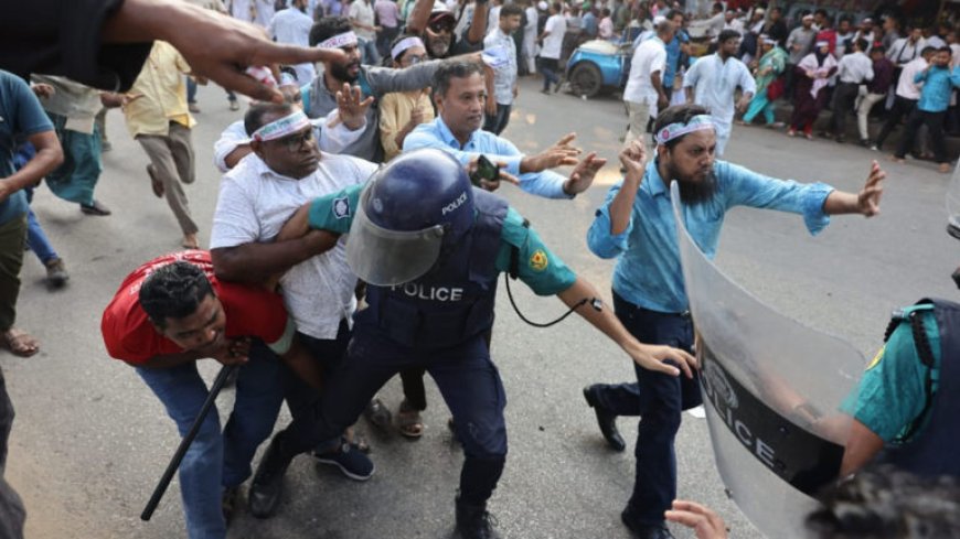 শাহবাগে শিক্ষকদের পদযাত্রায় পুলিশের বাধা, লাঠিচার্জ