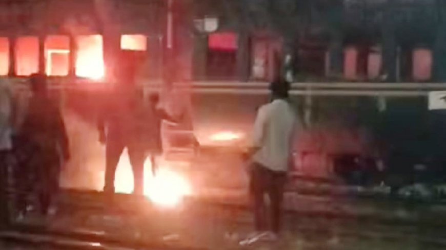 রাজধানীর তেজগাঁওয়ে ট্রেনের পরিত্যক্ত বগিতে আগুন