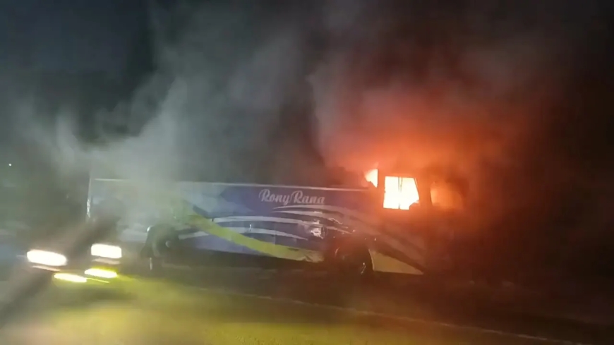 ঢাকা-চট্টগ্রাম মহাসড়কে দাঁড়িয়ে থাকা বাসে আগুন দিয়েছে দুর্বৃত্তরা