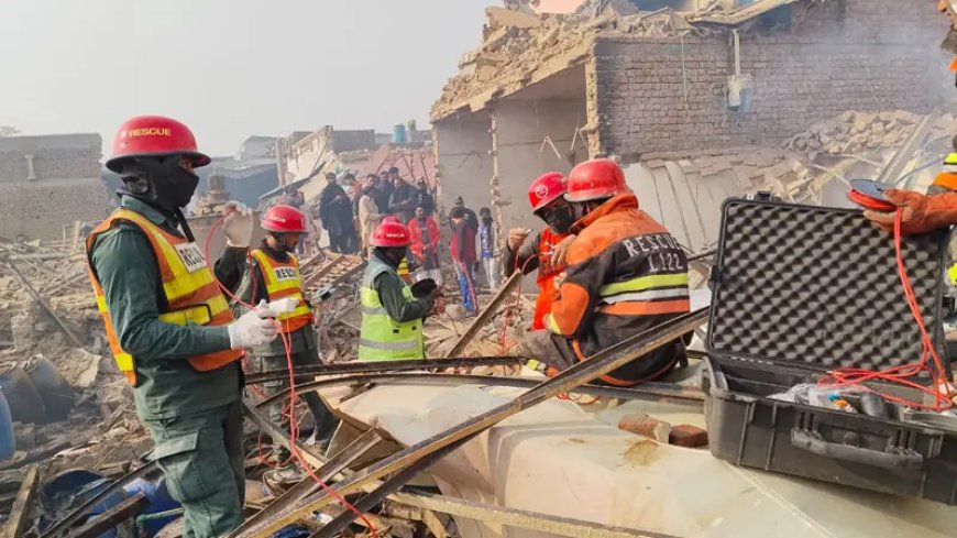 পাকিস্তানে কারখানায় ভয়াবহ বিস্ফোরণ, নিহত অন্তত ১৭