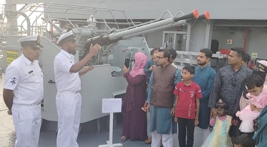 মোংলায় নৌবাহিনীর যুদ্ধজাহাজে দেখতে দর্শানার্থীদের ভীড়