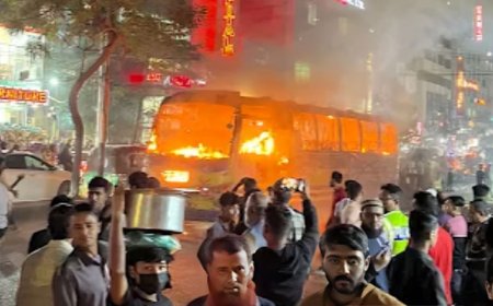 রাজধানীর বাড্ডায় যাত্রীবাহী বাসে আগুন দিয়েছে দুর্বৃত্তরা