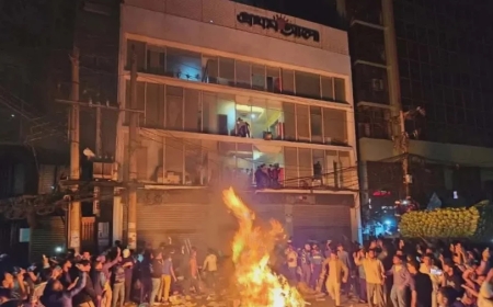 প্রথম আলোর অফিসে হামলা-ভাঙচুর, ডেইলি স্টারে অগ্নিসংযোগ