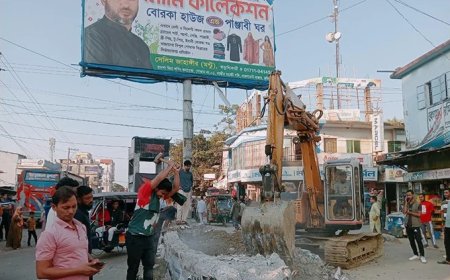 কুমিল্লায় বিক্ষোভকারীরা গুঁড়িয়ে দিল লোটাস কামাল চত্বর
