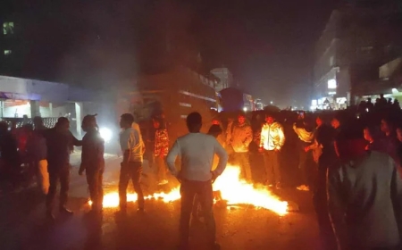 পুলিশের ধাওয়া খেয়ে পালাতে গিয়ে ট্রাকের ধাক্কায় নিহত ২, ট্রাফিক বক্সে আগুন