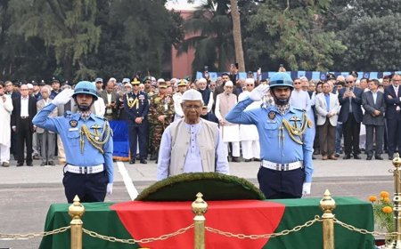 এ কে খন্দকার বীর উত্তমের জানাজায় প্রধান উপদেষ্টা