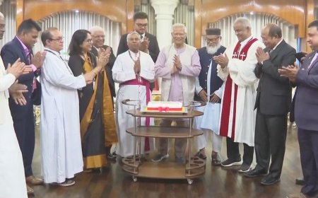 বড়দিন উপলক্ষ্যে ধর্মীয় নেতাদের সাথে প্রধান উপদেষ্টার শুভেচ্ছা বিনিময়