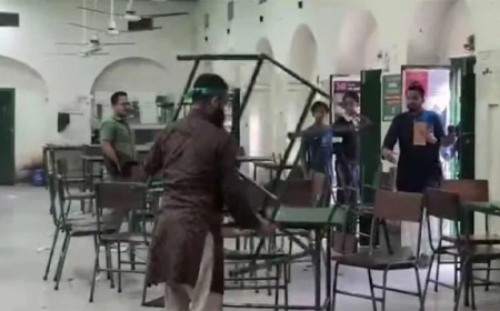 মধুর ক্যান্টিনে ভাঙচুর, আটক ব্যক্তি ‘মানসিক বিকারগ্রস্ত’ বলছেন প্রক্টর