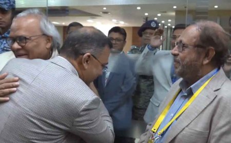 বিমানবন্দরে তারেক রহমানকে স্বাগত জানালেন বিএনপির সিনিয়র নেতারা