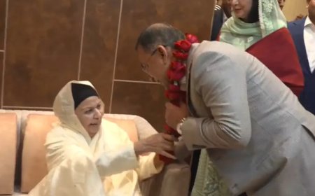 বিমানবন্দরে ফুলের মালা পরিয়ে তারেক রহমানকে বরণ করলেন শাশুড়ি