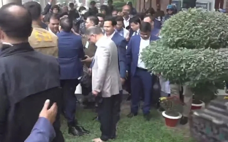 জুতা খুলে খালি পায়ে দেশের মাটি স্পর্শ করলেন তারেক রহমান