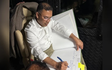 জাতীয় স্মৃতিসৌধ পরিদর্শন বইয়ে স্বাক্ষর করলেন তারেক রহমান