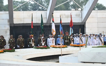 রাষ্ট্রীয় মর্যাদায় খালেদা জিয়ার দাফন শেষে গার্ড অব অনার প্রদান