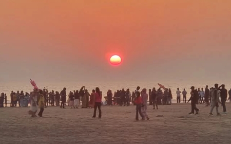 বছরের শেষ সূর্যাস্ত দেখতে কক্সবাজারে পর্যটকদের ভিড়