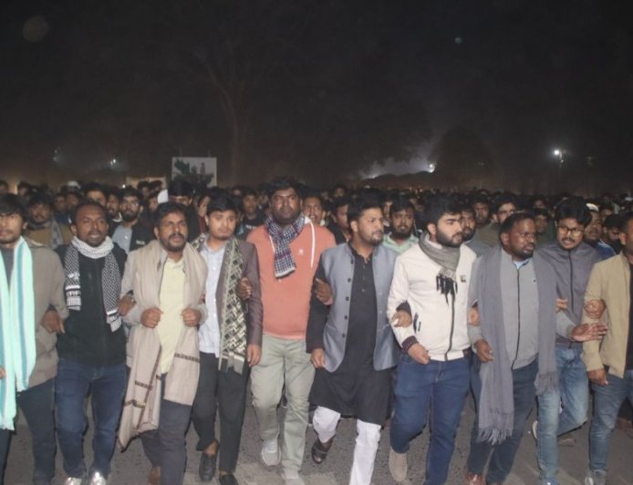 ওসমান হাদির মৃত্যুর সংবাদে উত্তাল ইসলামী বিশ্ববিদ্যালয়