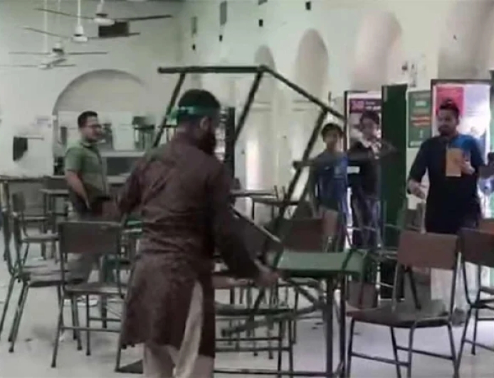 মধুর ক্যান্টিনে ভাঙচুর, আটক ব্যক্তি ‘মানসিক বিকারগ্রস্ত’ বলছেন প্রক্টর