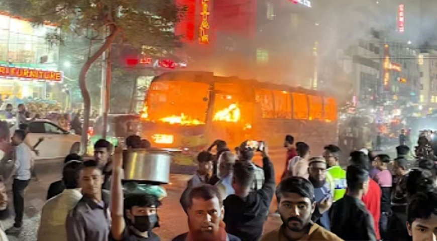 রাজধানীর বাড্ডায় যাত্রীবাহী বাসে আগুন দিয়েছে দুর্বৃত্তরা