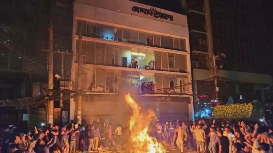 প্রথম আলোর অফিসে হামলা-ভাঙচুর, ডেইলি স্টারে অগ্নিসংযোগ