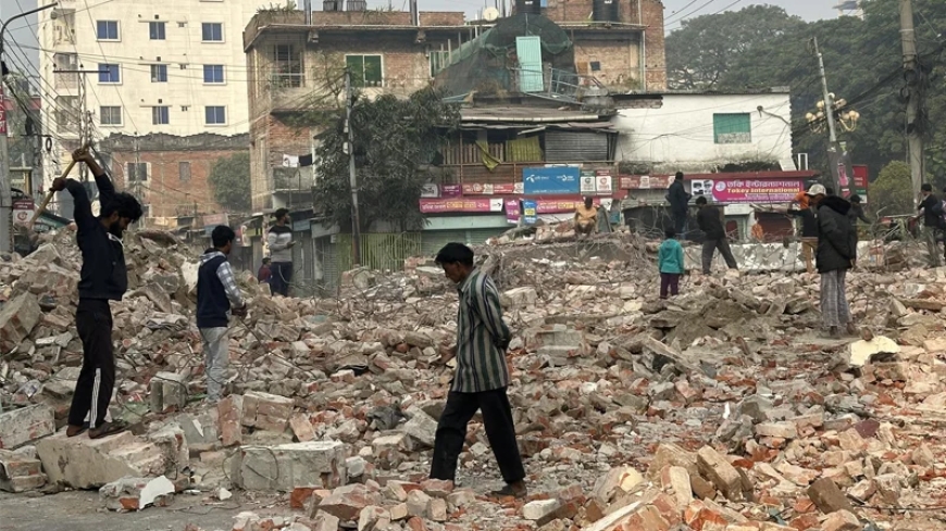 রাজশাহীতে আওয়ামী লীগের কার্যালয় গুঁড়িয়ে দিলেন বিক্ষোভকারীরা