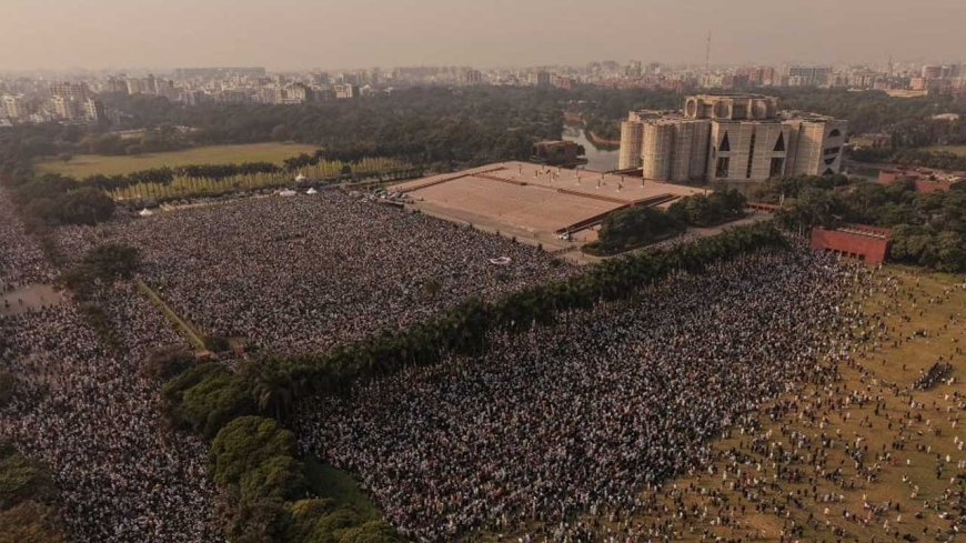 জুলাই যোদ্ধা শহীদ ওসমান হাদির জানাজায় লাখো মানুষের ঢল
