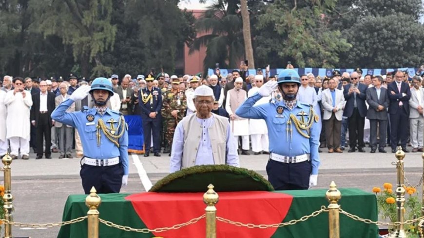 এ কে খন্দকার বীর উত্তমের জানাজায় প্রধান উপদেষ্টা