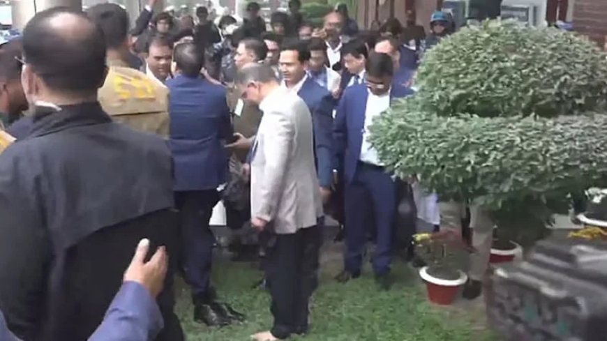 জুতা খুলে খালি পায়ে দেশের মাটি স্পর্শ করলেন তারেক রহমান