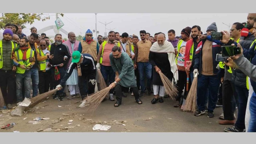 সংবর্ধনা স্থানের ময়লা-আবর্জনা স্বেচ্ছাশ্রমে পরিষ্কার করছে দলের নেতাকর্মীরা