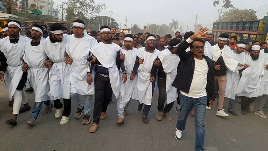 রাশেদ খানকে অবাঞ্ছিত ঘোষণা, কাফনের কাপড় পরে বিএনপি নেতাকর্মীদের বিক্ষোভ