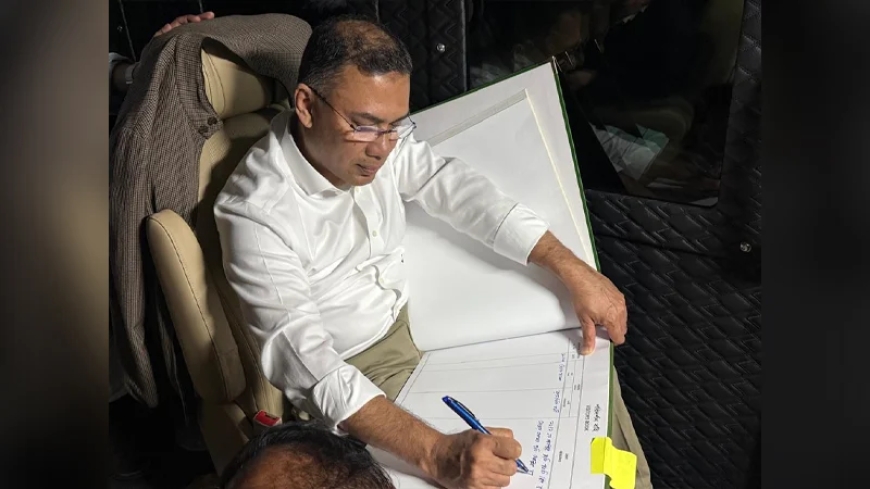 জাতীয় স্মৃতিসৌধ পরিদর্শন বইয়ে স্বাক্ষর করলেন তারেক রহমান