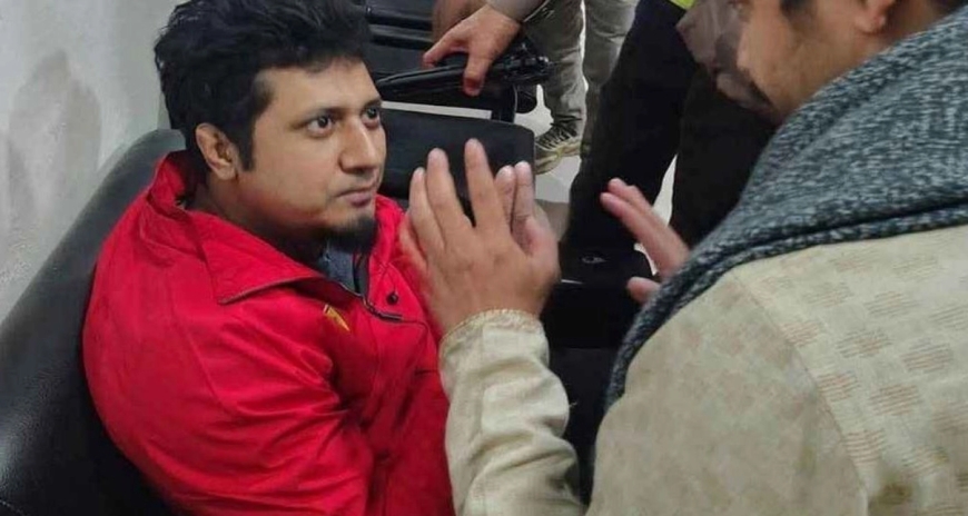 ইনকিলাব মঞ্চের আন্দোলন থেকে ‘অস্ত্র’সহ যুবক আটক, পুলিশ বলছে খেলনা পিস্তল