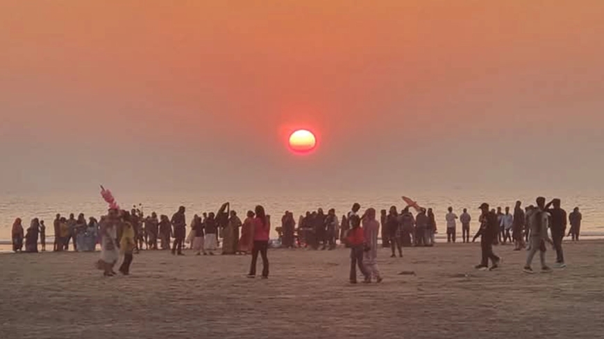 বছরের শেষ সূর্যাস্ত দেখতে কক্সবাজারে পর্যটকদের ভিড়