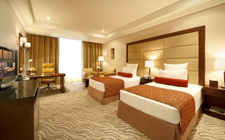 হোটেল রুমে ঘড়ি থাকে না কেন, জানেন?