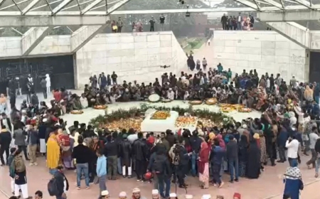 তীব্র শীত উপেক্ষা করে খালেদা জিয়ার সমাধিতে শ্রদ্ধা জানাতে আসছে মানুষ