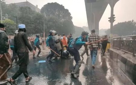 কারওয়ান বাজারে মোবাইল ব্যবসায়ীদের সঙ্গে পুলিশের সংঘর্ষ