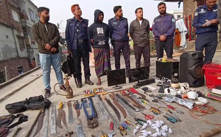 পুলিশের বিশেষ অভিযানে দেশীয় অস্ত্রসহ মাদক কারবারি ফাইটার মনির গ্রেপ্তার