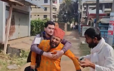 শিক্ষককে ধাওয়া দিয়ে ধরে প্রক্টর অফিসে নিলেন চাকসু নেতারা